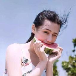 真人吃瓜美女头像,揭秘真人吃瓜美女头像背后的故事