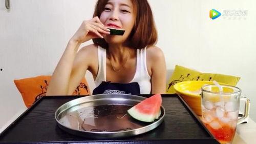 跳水吃瓜小姐姐,一场别开生面的互动盛宴