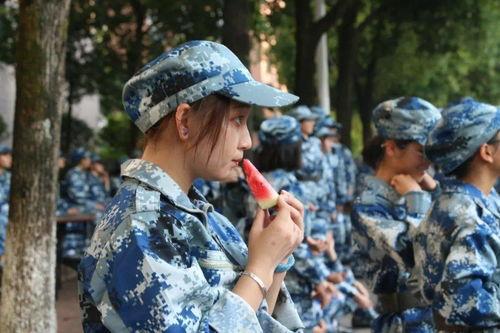 军训女吃瓜