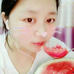 女子吃小瓜视频,瓜果美味，生活美好