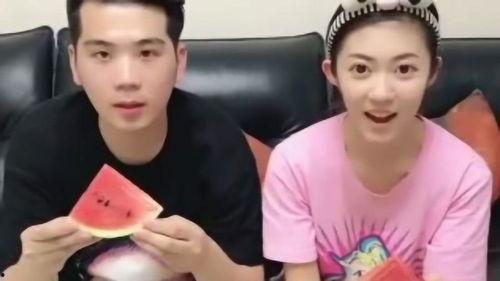 小妻子吃瓜