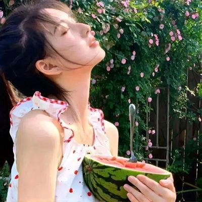 甜美头像女吃瓜图片,萌态十足引网友热议